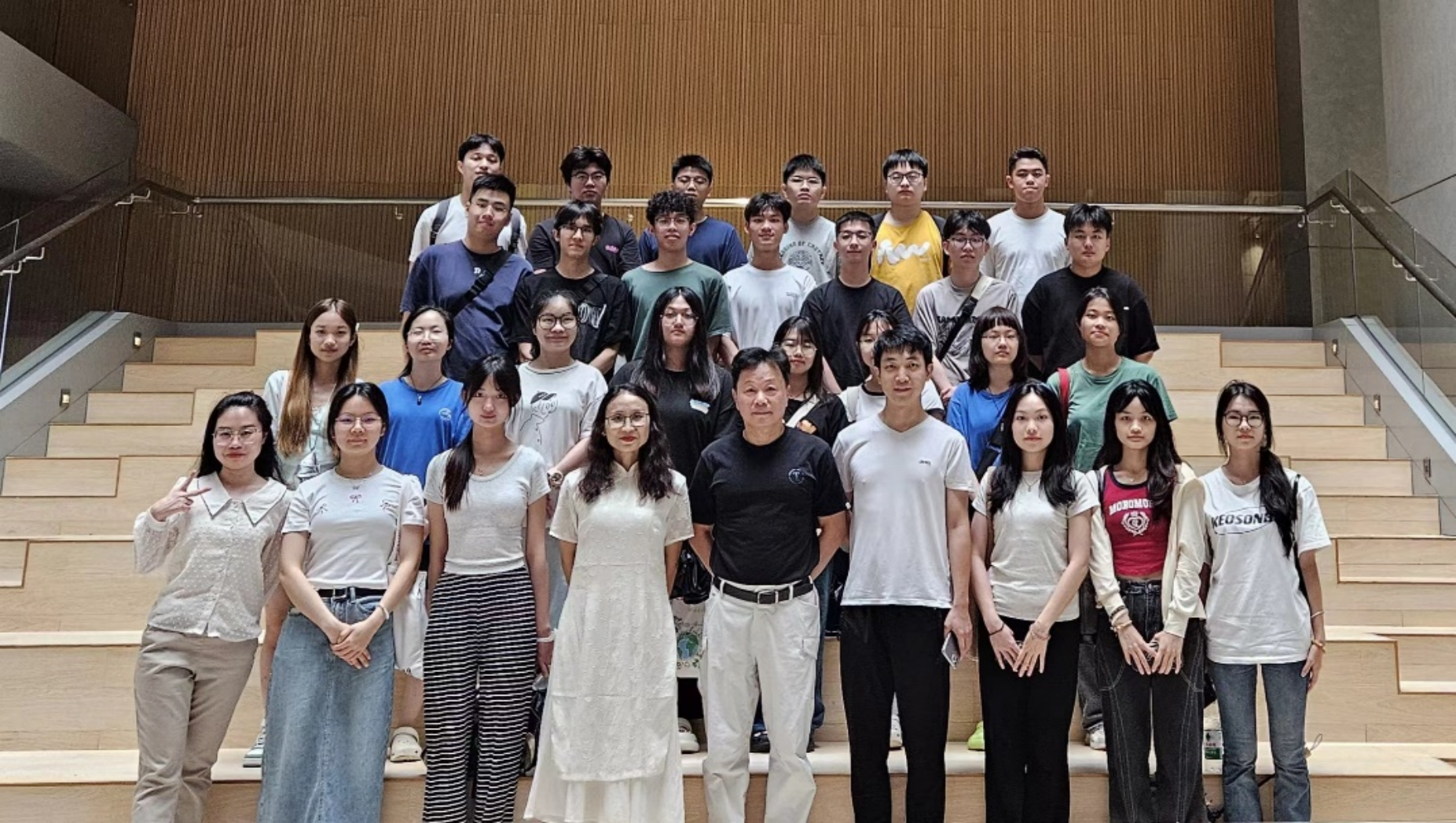 10 管理学院旅游管理专业学生参观东莞海战博物馆，与旅游规划设计企业交流.png